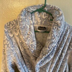 Berkshire Blanket & Home Co. Plush Fleece Robe – Light Blue Damask – Size Small